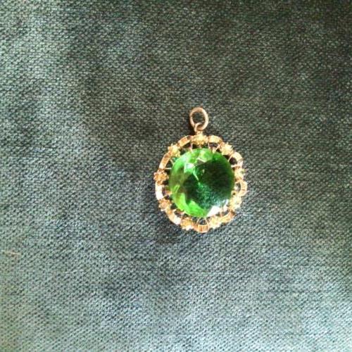 Item 29 - Pendant minus chain